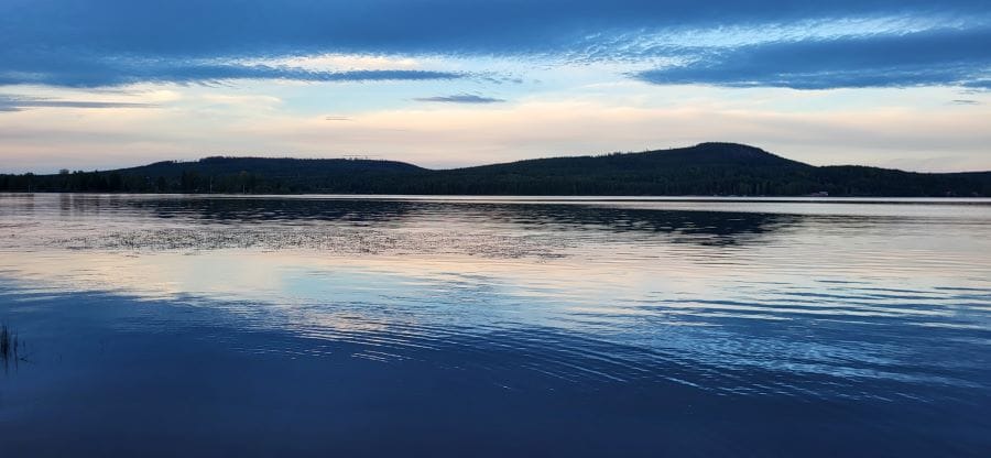 Bild på havet med berg för blogg på hemsidan